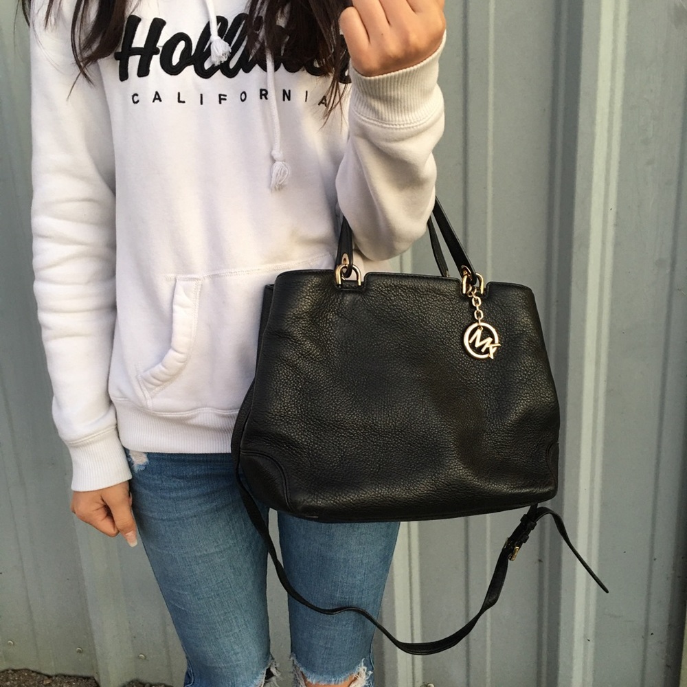 Pre-loved MK ♥️ black leather Michael Kors handbag/crossbody